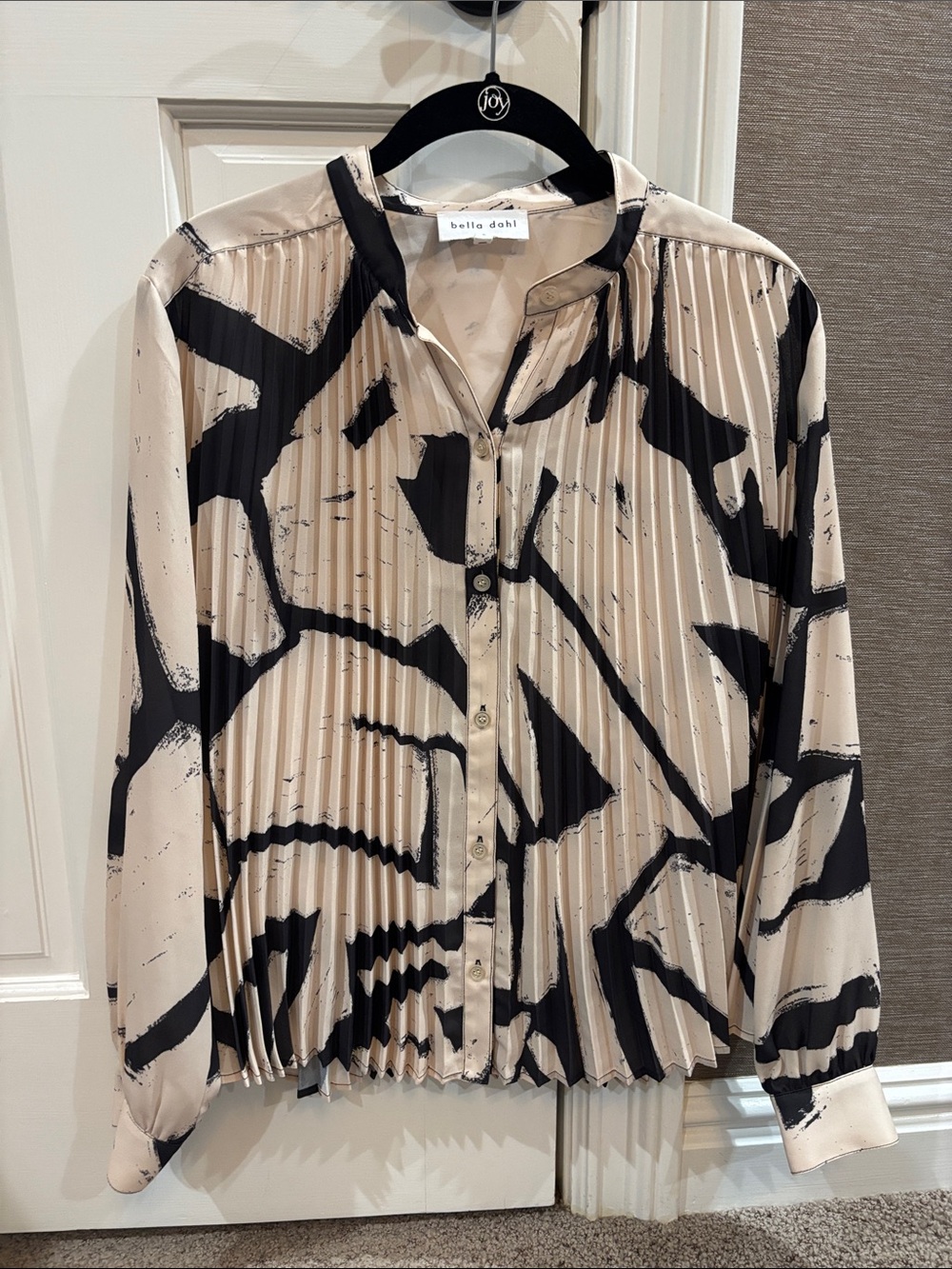 Bella Dahl Cream and Black Abstract Pleated Button-Front Blouse